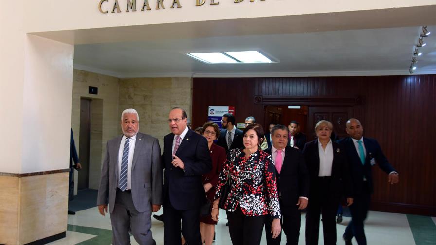 El “arrastre” de diputados y senadores divide legisladores