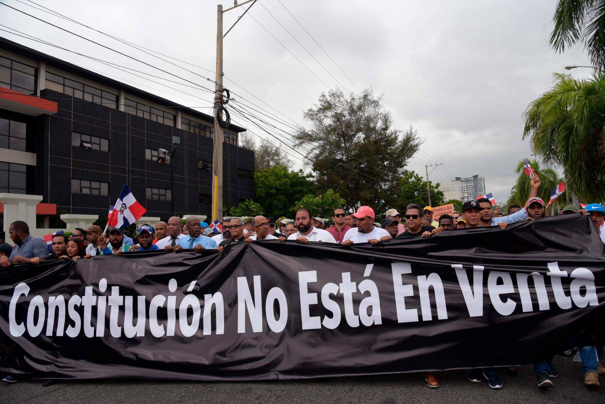 Seguidores del expresidente de la República, Leonel Fernández, estuvieron en las afuera del Congreso Nacional donde en medio de la protesta en contra de la supuesta intención de reformar la Constitución.