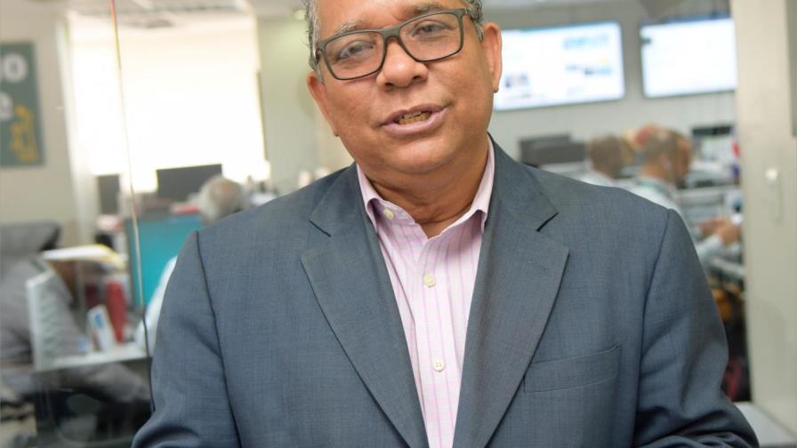 Carlos Santana deplora vulgaridad en la radio