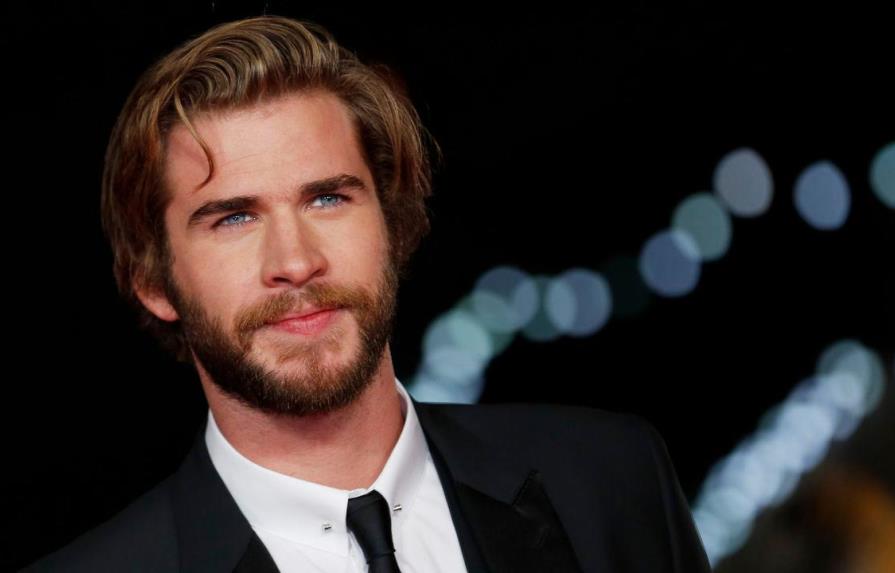 Liam Hemsworth es visto con otra mujer luego de separarse de Miley Cyrus