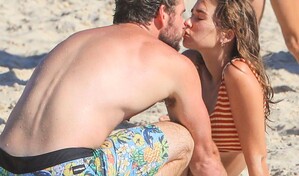 Actor Liam Hemsworth pasa la p&aacute;gina; se deja ver con nueva novia