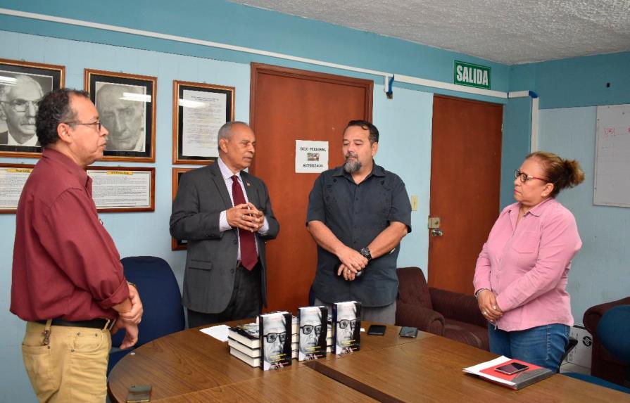 Misión dominicana entrega obras de Bosch a la universidad de El Salvador