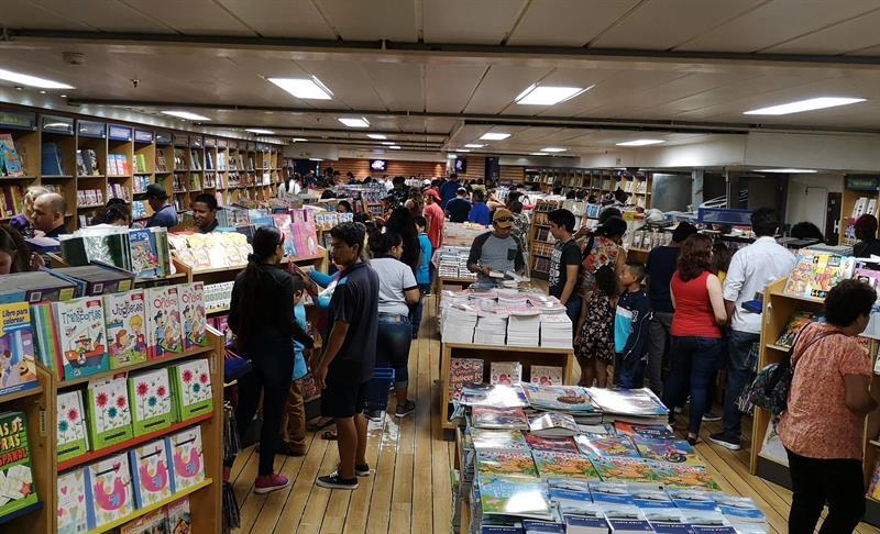 Librería flotante más grande del mundo abre al público en puerto de Ecuador