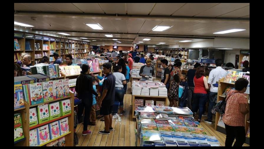 Librería flotante más grande del mundo abre al público en puerto de Ecuador