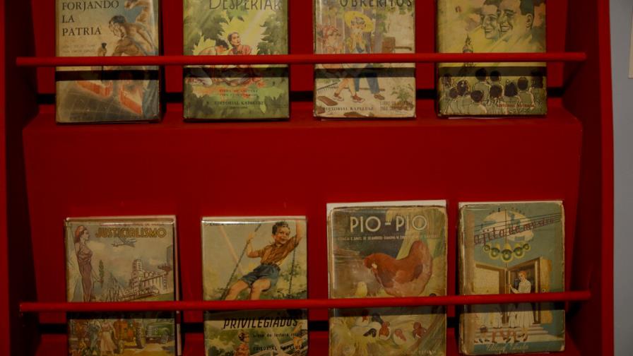 A 100 años del natalicio Evita revive en muestra de juguetes