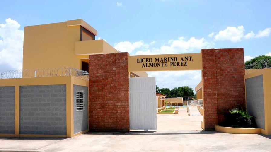 Suspenden docencia presencial en escuela Santiago Rodríguez por más de 20 casos de COVID-19