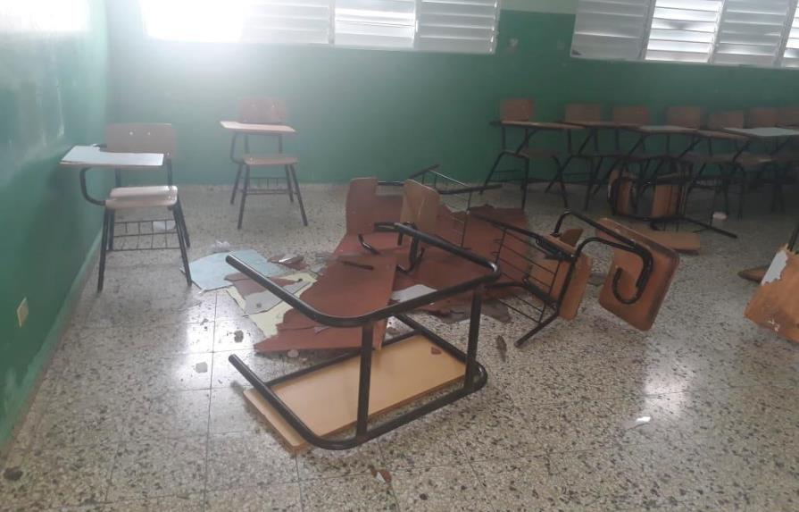 Entran a liceo de Barahona y destruyen pupitres, persianas, escritorios, baños y otros mobiliarios