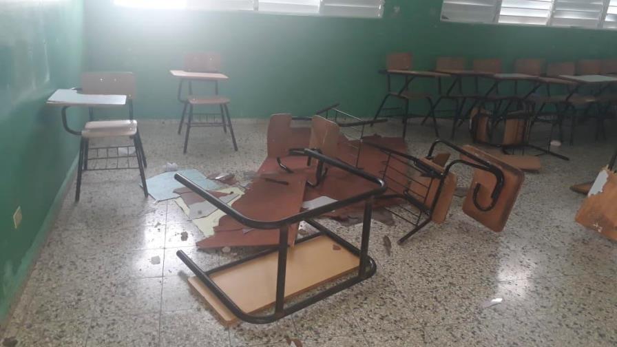 Entran a liceo de Barahona y destruyen pupitres, persianas, escritorios, baños y otros mobiliarios Entran a liceo de Barahona y destruyen pupitres, persianas, escritorios, baños y otros mobiliarios