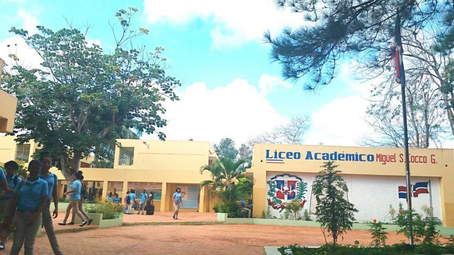 Padres cierran liceo en Maimón exigiendo su reparación