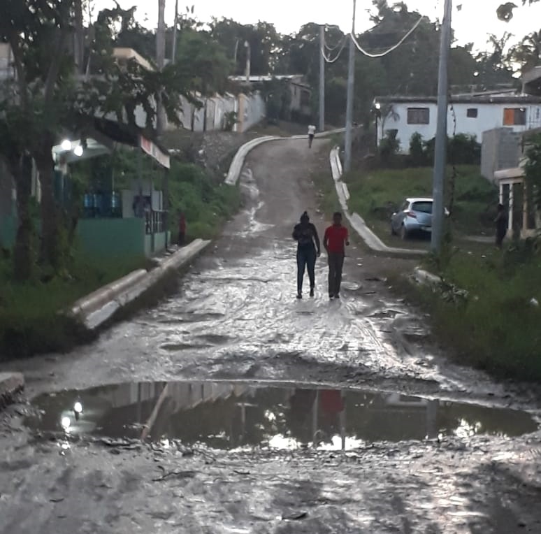 Calle Cercadillo (Las Cuevas), en la comunidad Licey, la que está a pocos metros de la avenida Jacobo Majulta y que por su deterioro no es utilizada por los conductores.