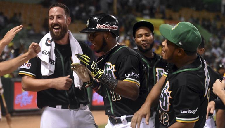 Las Estrellas Orientales aprovecharon un error en passed ball del receptor de los Gigantes del Cibao, Webster Rivas, con un jugador en la antesala, para  así dejar en el terreno a los visitantes (Fuente externa)
