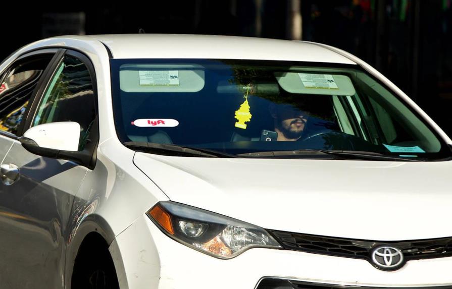 Lyft suspende sus operaciones en California, Uber todavía no
