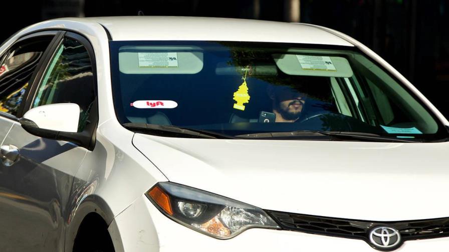 Lyft suspende sus operaciones en California, Uber todavía no