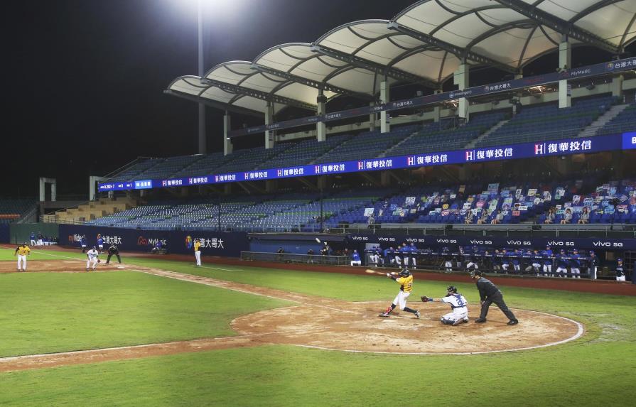 Béisbol prosigue y entusiasma en Taiwán, con estadios vacíos
