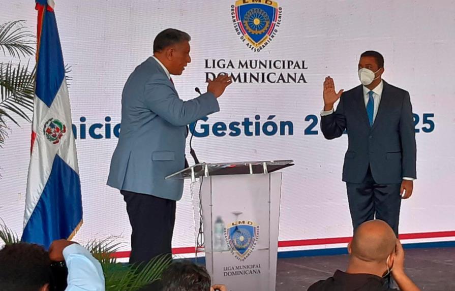 Juramentan a Víctor D’ Aza como secretario general de la Liga Municipal 