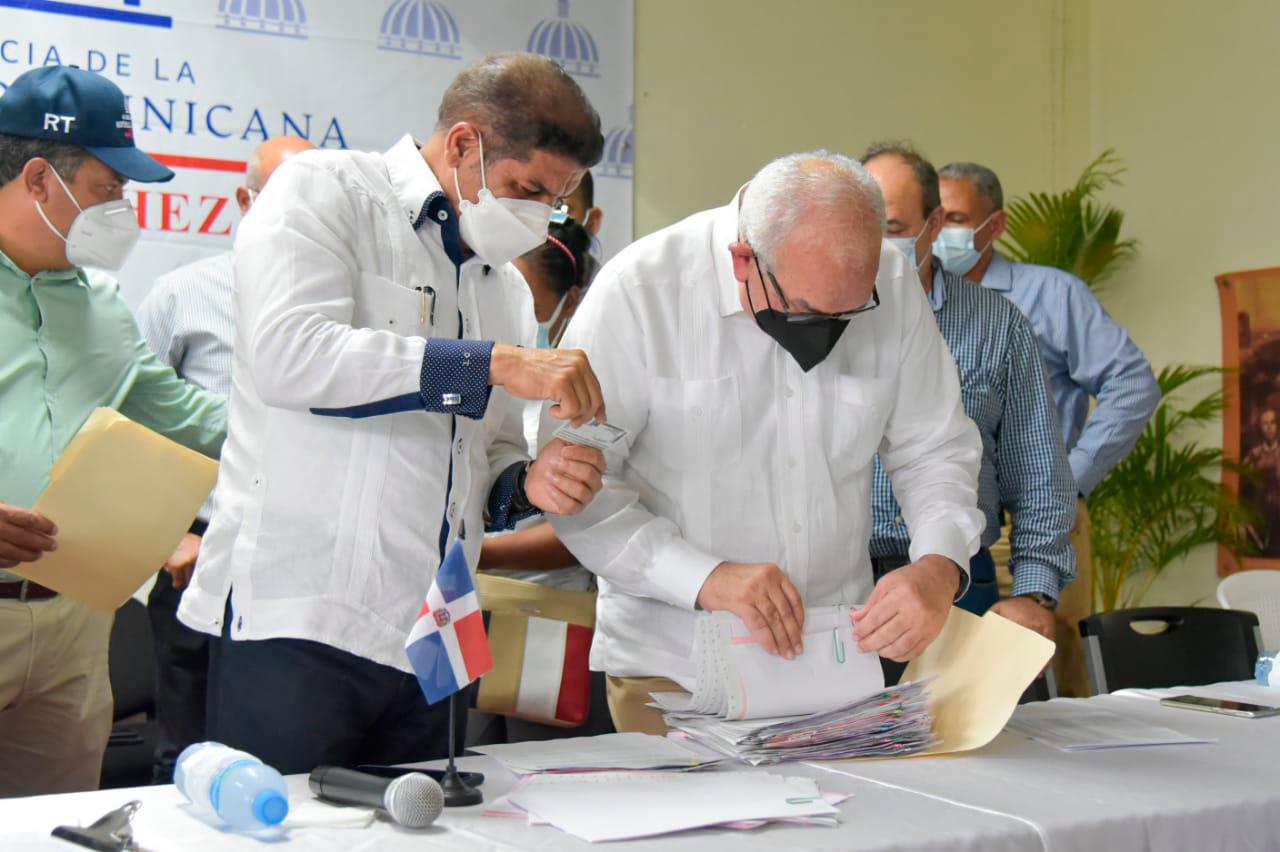 El ministro Cruz junto a Fernando Durán, administrador del Bagrícola.