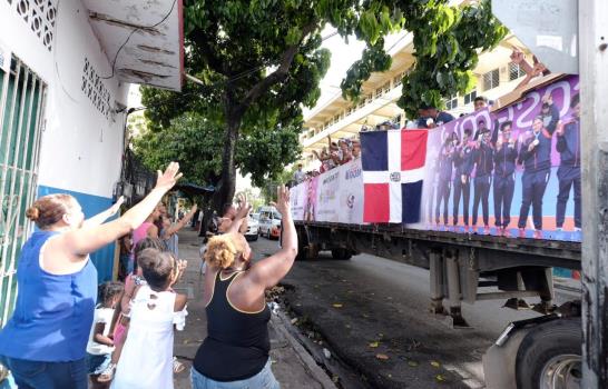 Atletas celebran triunfo en Panamericanos con desfile por la capital