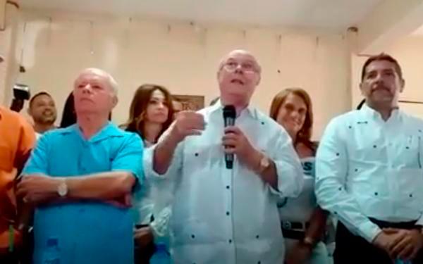 Limber Cruz, primero a la derecha con camisa blanca y cercano al expresidente Hipólito Mejía, es señalado como el próximo ministro de Agricultura.