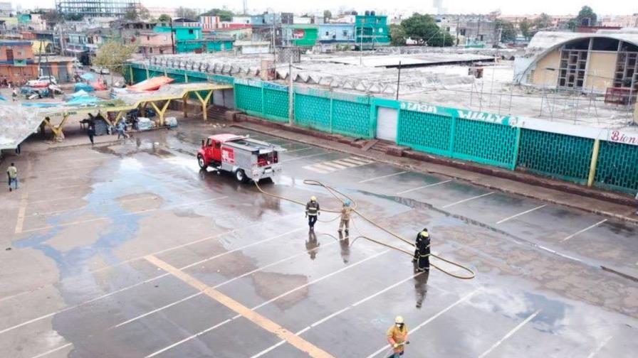 Autoridades limpian mercado de la Duarte por prevención contra el COVID-19 Autoridades limpian mercado de la Duarte por prevención contra el COVID-19