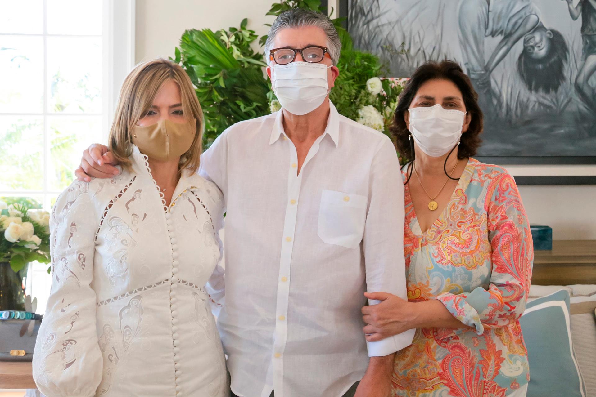 Lissette Hazoury, Roberto Santana y Yumaila de Santana.