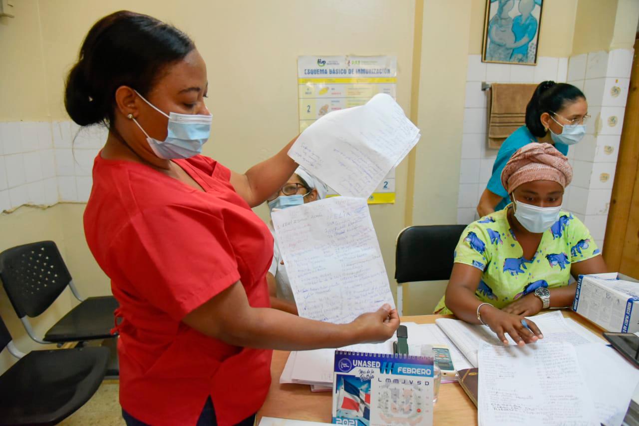 Una personal sanitario del Hospital Municipal de Yamasá muestra el listado de vacunados contra difteria, este martes 13 de abril de 2021.