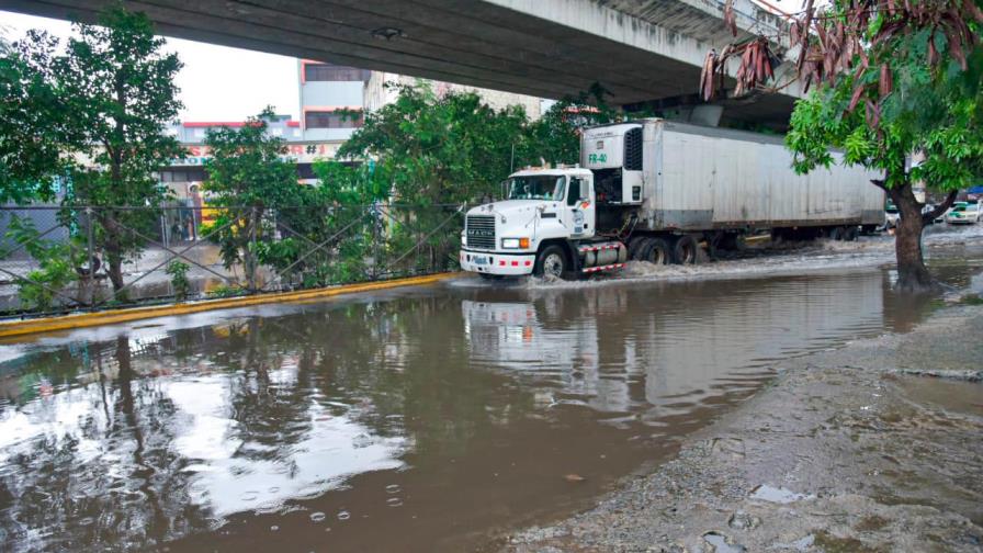 Vaguada que afecta al país se combinará con una onda tropical; hay 10 provincias en alerta Vaguada que afecta al país se combinará con una onda tropical; hay 10 provincias en alerta