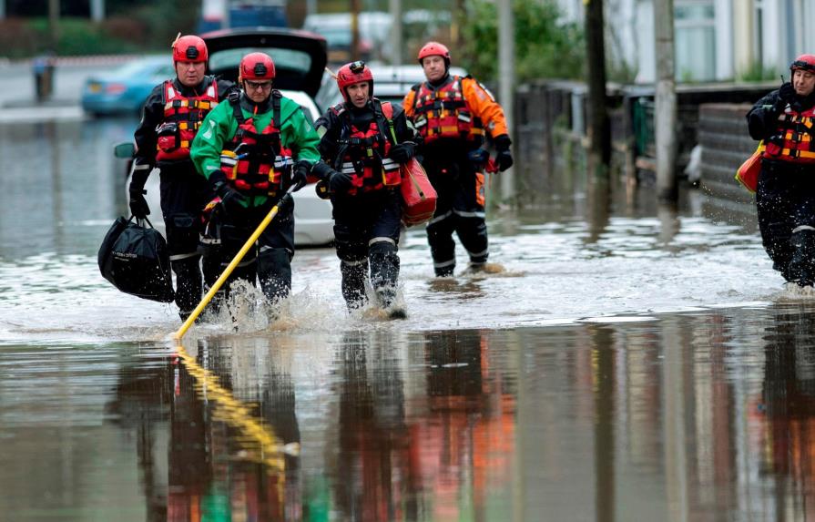 Inundaciones y caos en el transporte del Reino Unido por la tormenta Dennis