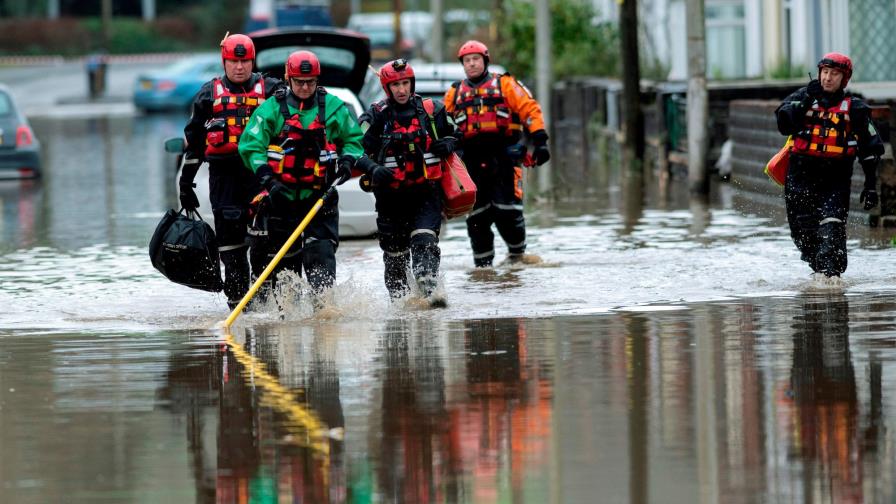 Inundaciones y caos en el transporte del Reino Unido por la tormenta Dennis