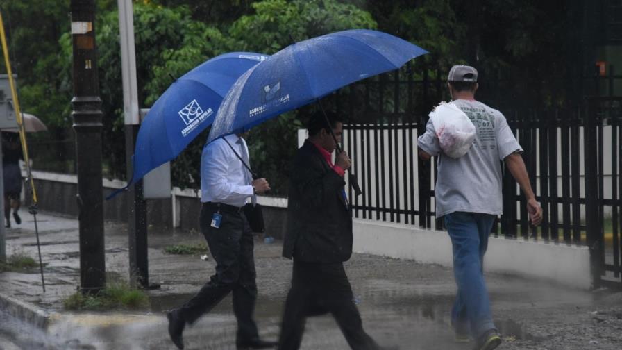 Vaticinan aguaceros para hoy por onda tropical y vaguada 