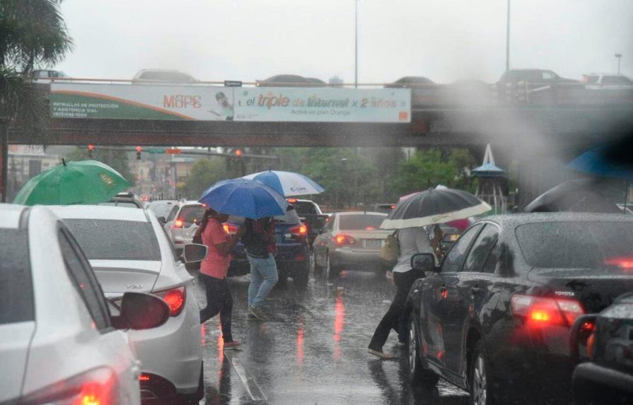 Lluvias en el Gran Santo Domingo por débil vaguada; COE emite alerta por oleaje anormal
