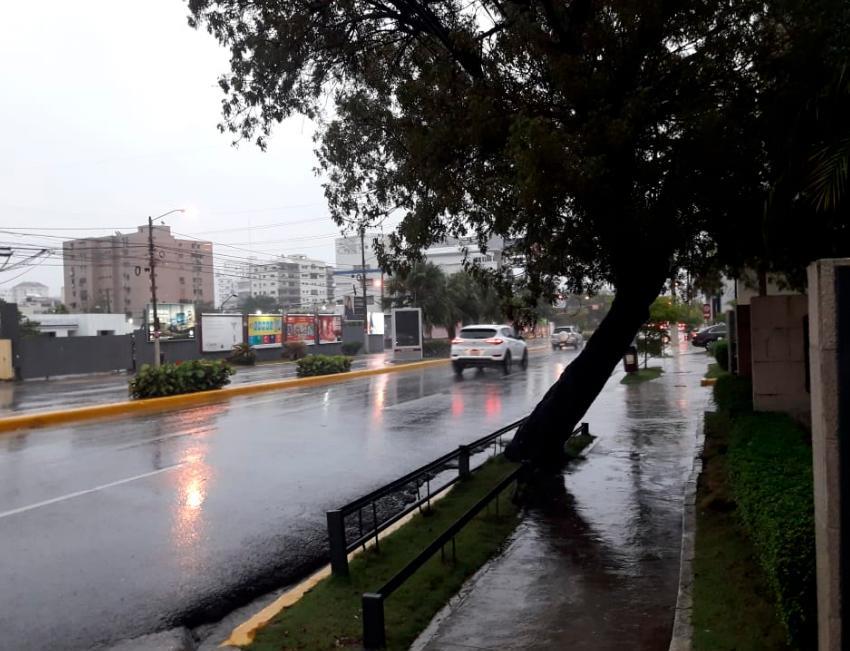 Tronadas, lluvias y ráfagas de viento este lunes por vaguada