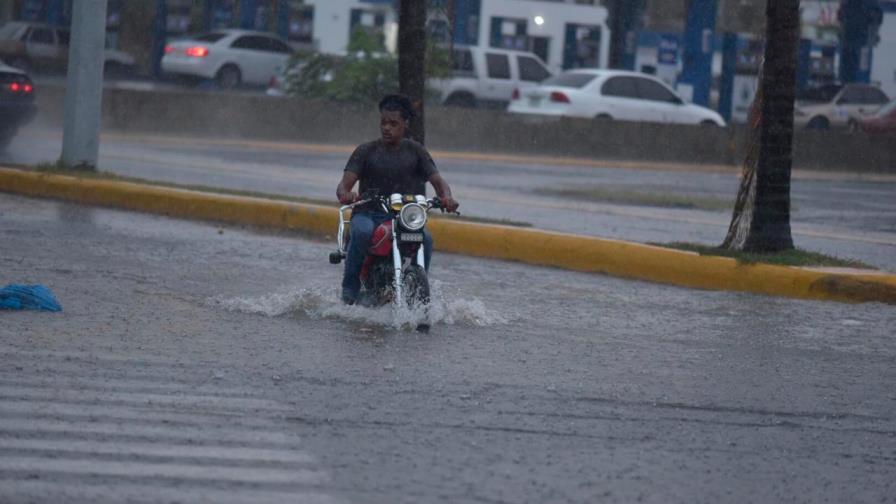 Suben a 16 las provincias en alertas por las lluvias; COE reporta daños y desplazados Suben a 16 las provincias en alertas por las lluvias; COE reporta daños y desplazados