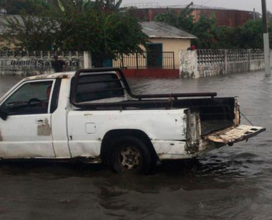 Al desbordarse los afluentes El Limonal y Camú, el tránsito de vehículos y motores se ha visto afectado.