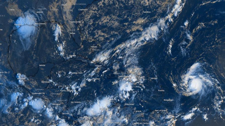 Onda tropical casi estacionaria continuará produciendo lluvias 