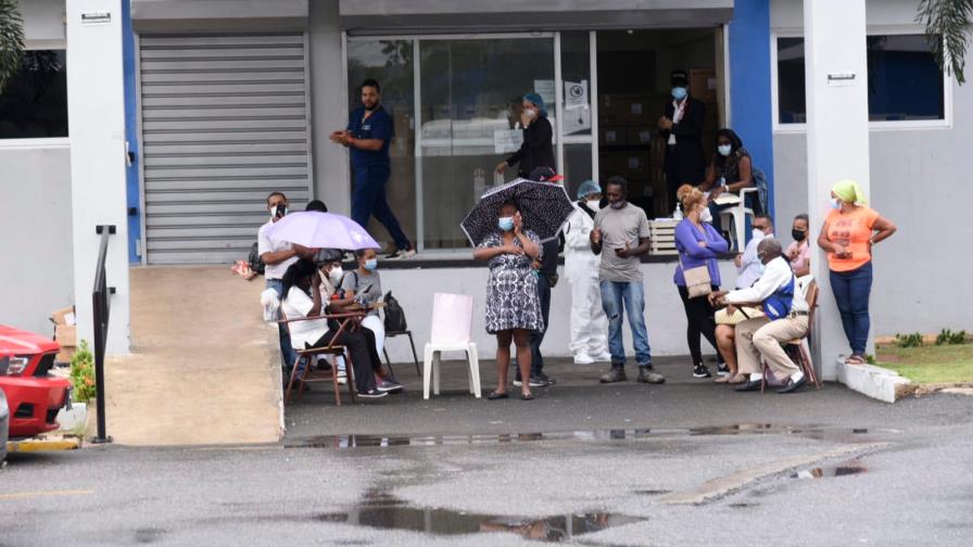 Personas desafían las lluvias para obtener noticias sobre familiares afectados de COVID-19 Personas desafían las lluvias para obtener noticias sobre familiares afectados de COVID-19