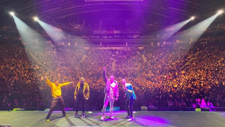 Grupo Lo  Blanquito canta en   México 