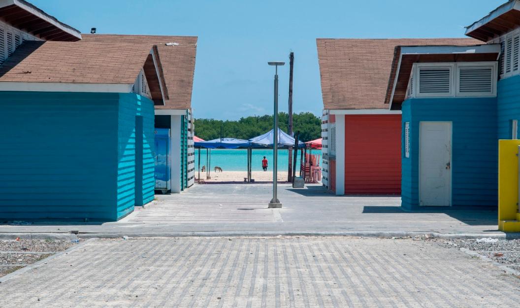 Locales desolados en Boca China ante la falta de vacacionistas. 