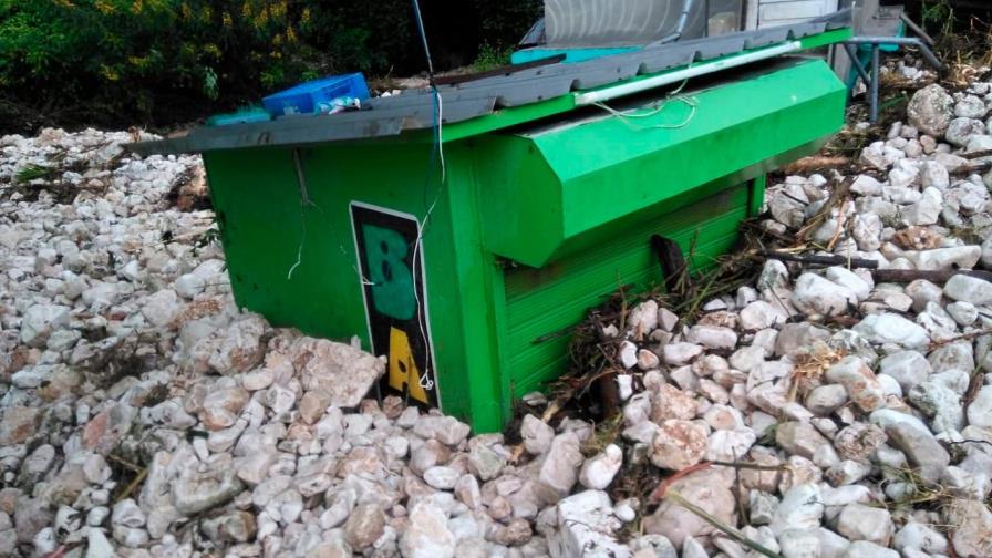 Al menos 18 viviendas y 11 locales comerciales sepultados en Barahona por las lluvias 