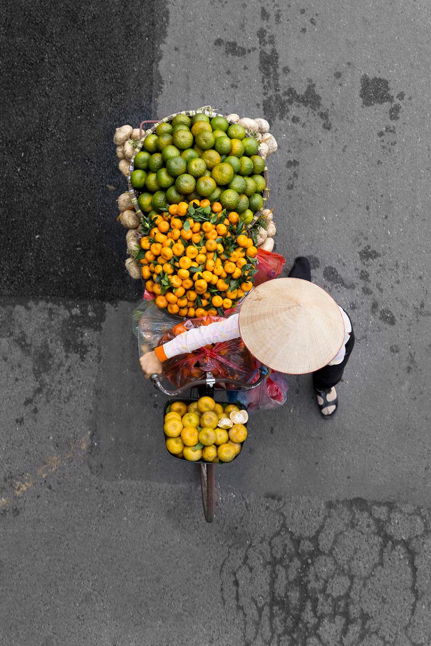 Este acto provocó la serie “Vendedores desde arriba”, una colección de estas fotografías de vendedores ambulantes que tomó mientras vivía en Vietnam.