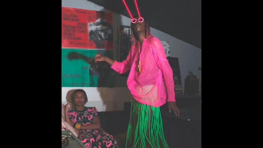 Loewe presenta una oda a la fiesta y el optimismo en la pasarela de París