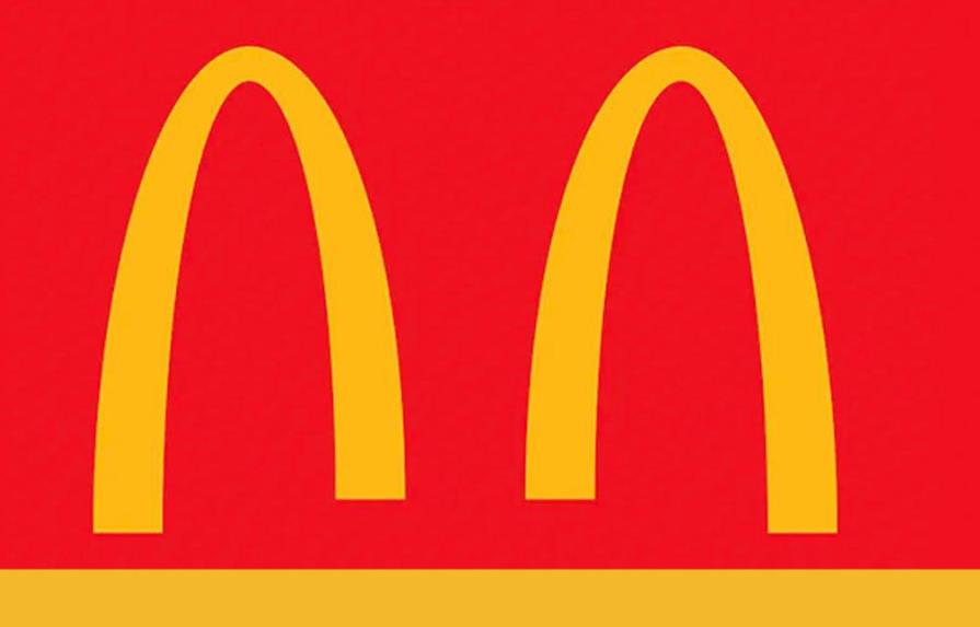 McDonalds divide los arcos de su logotipo en solidaridad con el distanciamiento social por el coronavirus 