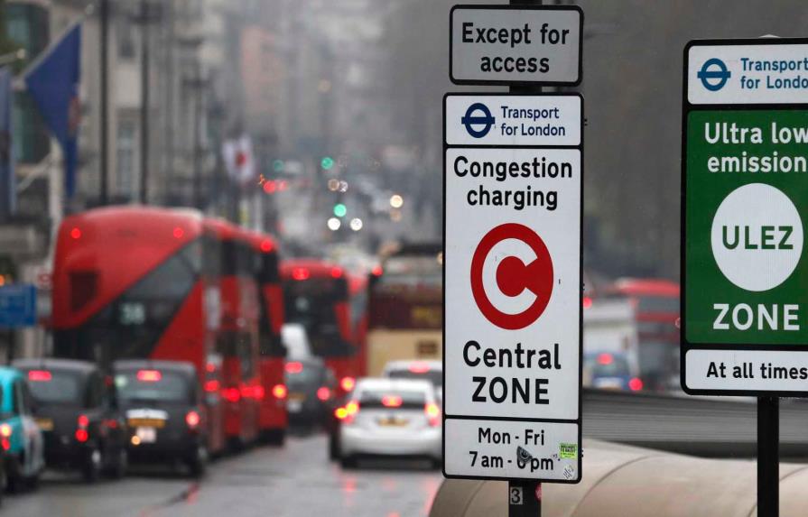 Londres impone impuesto a autos viejos por contaminación