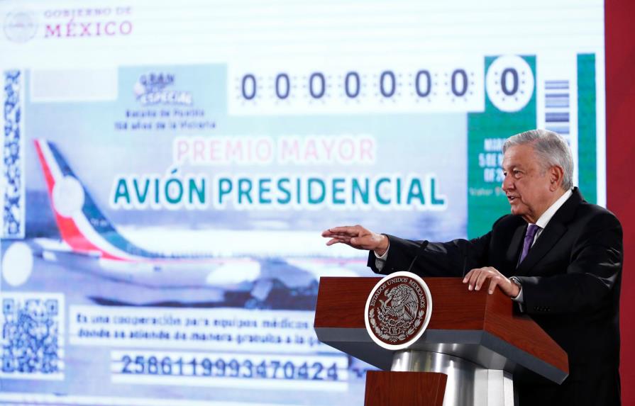 López Obrador muestra diseño de billete para sorteo de avión presidencial