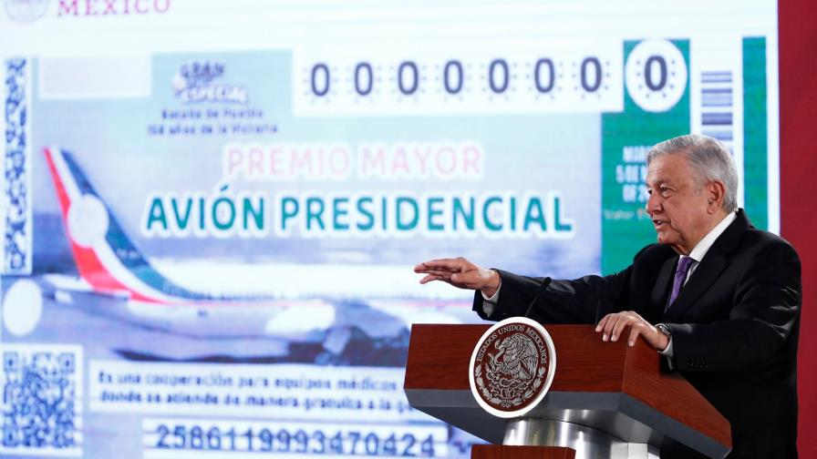López Obrador muestra diseño de billete para sorteo de avión presidencial López Obrador muestra diseño de billete para sorteo de avión presidencial