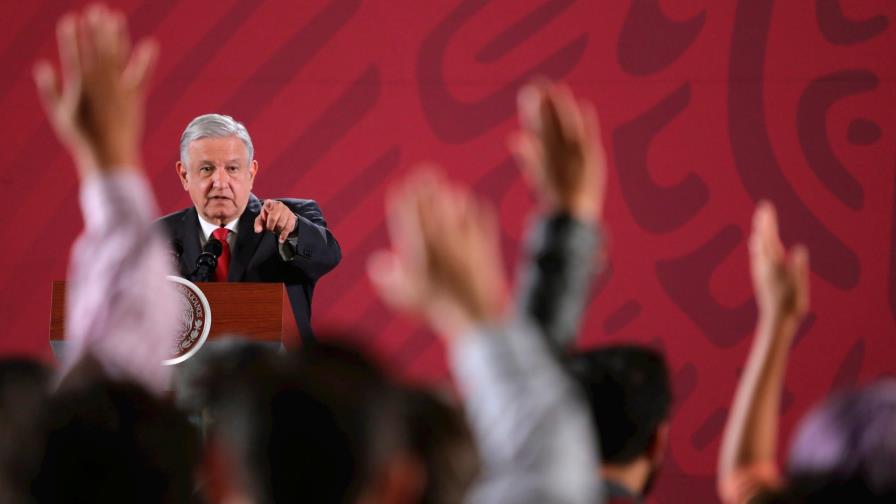 Presidente de México arremete contra servidores públicos que ganan más que él