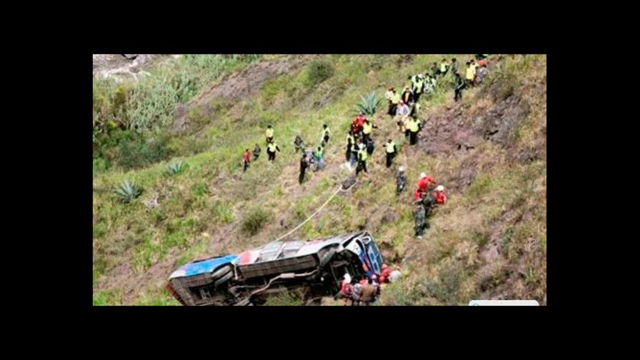Sube a 27 el número de muertos en la caída de autobús por precipicio de Perú Sube a 27 el número de muertos en la caída de autobús por precipicio de Perú