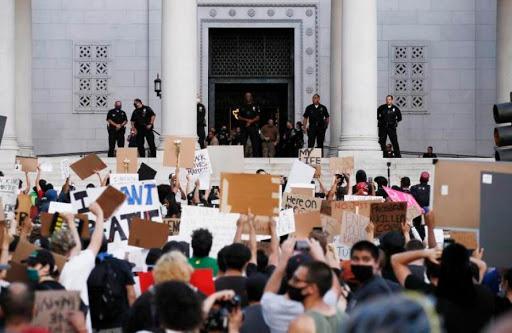 Los Ángeles mantiene el pulso racial con protestas en paz y no solo negras