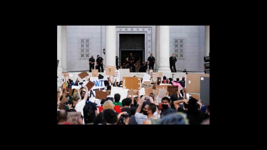 Los Ángeles mantiene el pulso racial con protestas en paz y no solo negras