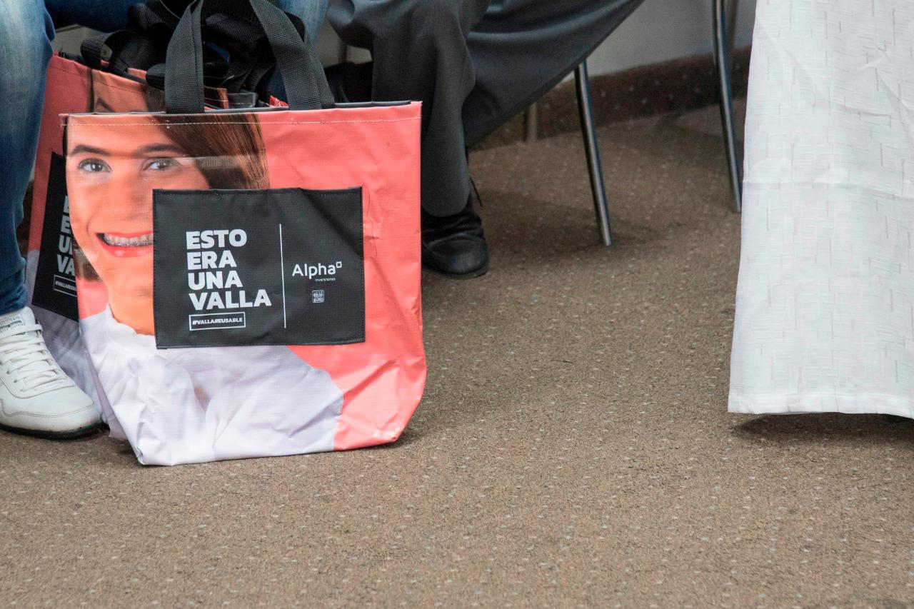 Bolsa realizada con una valla publicitaria.