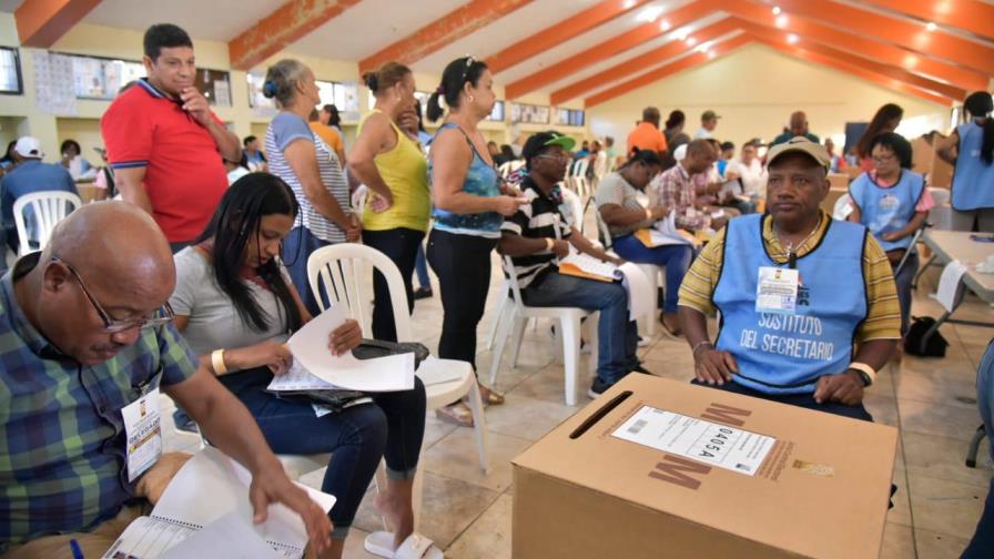 Cientos acuden a los centros de votación del club Los Cachorros Cientos acuden a los centros de votación del club Los Cachorros